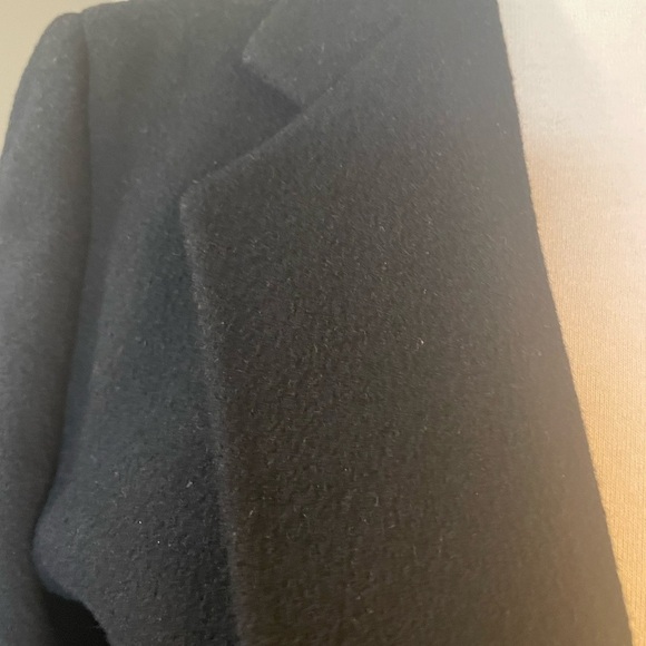 Beautiful structured fit cashmere wool blend black blazer. 2 button front. - Picture 7 of 16